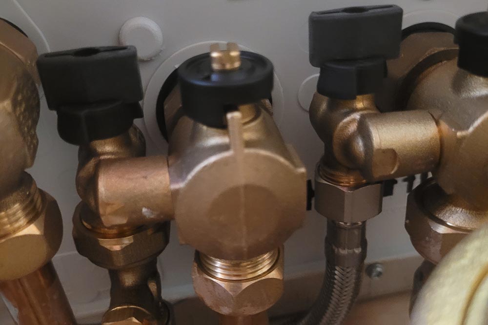 Valves_connected_to-each_end_of_Filling_loop_on_Vaillant_Boiler